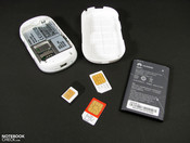 Neben der üblichen SIM passt auch eine Micro-SIM mit Adapter