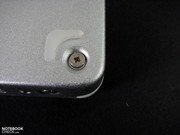 4 Schrauben trennen den Nutzer vom Innenleben, Gummifüße sorgen für rutschfesten Stand