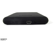 über Mini-USB 2.0 erfolgt die Datenübertragung und auch die Stromversorgung