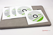 Acer legt reichlich Datenträger mit dabei, unter anderem eine Windows 8 System-DVD. Das spart Platz auf der SSD.