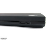 die Displayverriegelung an der Frontseite ist griffig und solide ausgeführt