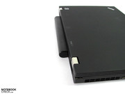 der große 94 Wh-Akku ragt weit aus dem Gehäuse hervor