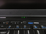 dezente Status LEDs am unteren Displayrahmen