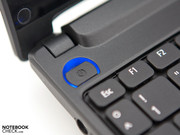Der Power-Button wird im Betrieb in schickem Blau beleuchtet.