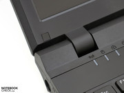 Die Scharniere bieten einen strafen Halt mit deutlichem Nachwippen.