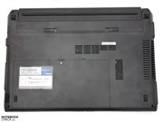 An der Unterseite findet sich eine große Serviceabdeckung.