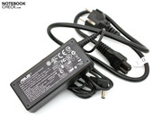 Das Netzteil ist mit einem Gewicht von 240 Gramm reisetauglich.