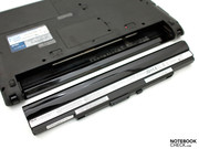 Mit dem großen 8-Zellen-Akku wird Asus der Geräteklasse gerecht.