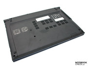 Die Unterseite wird von einer großen Serviceabdeckung dominiert.