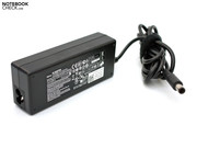 Mit einem Gewicht von 325 Gramm ist das Netzteil relativ leicht.