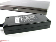 schweres aber leistungsfähiges 180-Watt-Netzteil