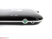 Die LED des Ein-/Ausschalters verändert ihre Farbe je nach Ladezustand