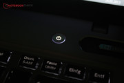 Auch der Powerbutton leuchtet in dezentem Weiß.