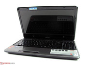 Ein spiegelndes Display und hochglanzlackierte Oberflächen gehören immer noch dazu.