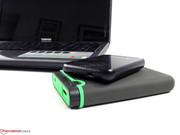 Externe Festplatten sind nur nach dem USB 2.0 Standard nutzbar. USB 3.0 fehlt im Gegensatz zu den Intel-Schwestermodellen.