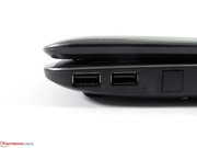 USB 2.0 ist dreimal vorhanden und bietet auf der linken Seite auch eine Ladefunktion im ausgeschalteten Zustand.