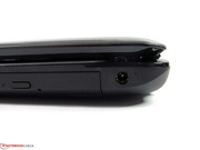 Der Netzanschluss befindet sich schön weit hinten, wird aber mit einem weit abstehenden Netzkabel verbunden.