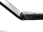 Der Öffnungswinkel ist eingeschränkt und kann je nach Einsatzgebiet aufgrund des vertikal wenig blickwinkelstabilen Displays zu Einschränkungen führen.