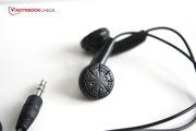 Außerdem liegt noch ein In-Ear-Kopfhörer bei.