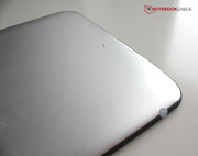 ... besteht an der Rückseite aus Aluminium.