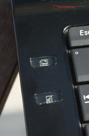 Viele Sonderbuttons gruppieren sich rund um die Tastatur.