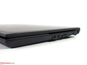 Aufgrund der abgesenkten Tastaturfläche entsteht an der Seite ein Spalt, durch den beim Transport Fremdkörper zwischen Display und Tastatur gelangen können.