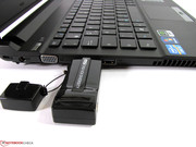 Der Abstand zwischen den USB-2.0-Ports ist für überbreite USB-Sticks zu gering.