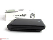 Das Adaptergehäuse ist realtiv groß und verfügt über eine Vielzahl an Kühlöffnungen.