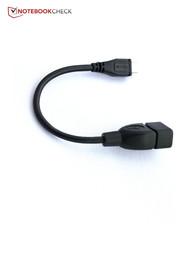 Mit dem beigelegten micro-USB-auf-USB-Adapter lassen sich externe Geräte anschließen.