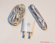 ein modulares Netzteil und ein Headset.