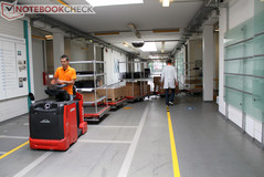 Logistic-Trains verteilen die Ware innerhalb des Geländes.