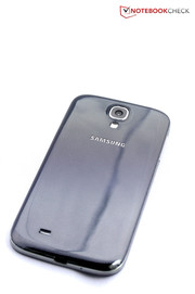Für die Rückseite des schwarzen Modells hat Samsung eine eigenwillige Wahl getroffen: