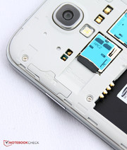 Einerseits der micro-SD-Kartenslot, der es ermöglicht, den Speicher um bis zu 64 GByte zu erweitern.