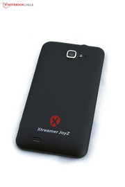 Die Rückseite ist mit dem roten Logo und den Glitzerpartikeln recht schick.