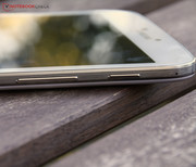 Flach und stabil ist das Gehäuse. Allerdings kann man es mit mittlerem Kraftaufwand verwinden.