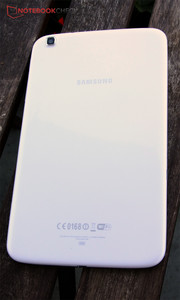 Der verbaute Kunststoff macht das Tablet leicht.