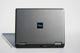 Rückseite: USB, Kensington Lock, Strom, S-Video, VGA, Gigabit LAN