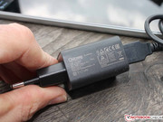 Es liefert 10 Watt. Das ist etwas knapp, selbst für das sparsame Tablet.