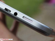 Die Lautsprecher und die wenigen Anschlüsse verteilen sich unten und rechts am Gerät.