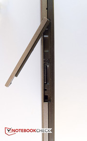 Der MicroSD-Kartenslot ist unterhalb einer Abdeckung.