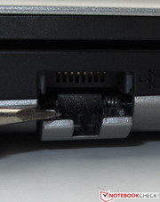 Die Netzwwerkbuchse wird aufgeklappt.