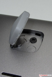 Zur Demontage der Unterseite müssen auch die Schrauben unter den Gummifüßen gelöst werden.