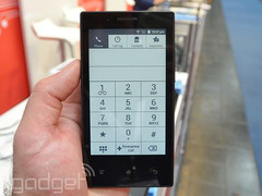 Das Inkphone setzt ausschließlich auf ein E-Ink-Display (Foto: Daniel Cooper, Engadget)
