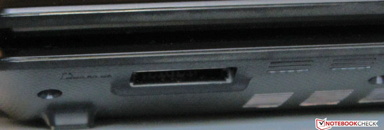 An der Vorderseite sitzt das Speicherkartenlesegerät (SD, MMC, Memory Stick, Memory Stick Pro).