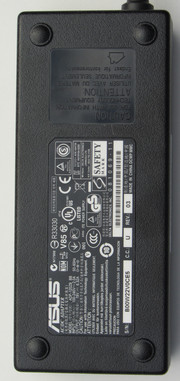 Das Netzteil liefert 120 Watt. Seine Ausmaße betragen 15,4 cm x 6,5 cm x3.6 cm