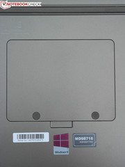 Die Klappe bietet dem Nutzer keinen Zugang zur Hardware, sie ist fest verschlossen.