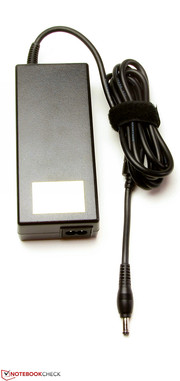 Das Netzteil wiegt etwa 631 Gramm...