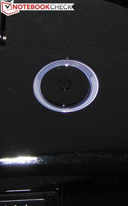 Der Powerknopf wird von einem leuchtenden Ring umschlossen.