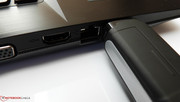 Apropos nicht durchdacht: USB 3.0 verdeckt beim Einsatz dicker Sticks den LAN-Port...