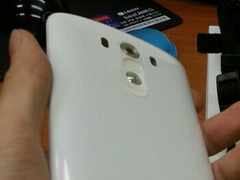 Das wuchtige LG G3 hat einen Plastikrücken (Bild: Seeko)
